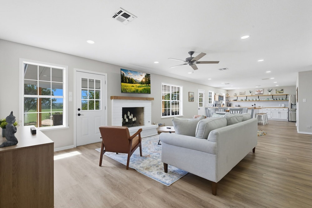 Rivers Oaks-the Ranch House Pool & Hot-tub!