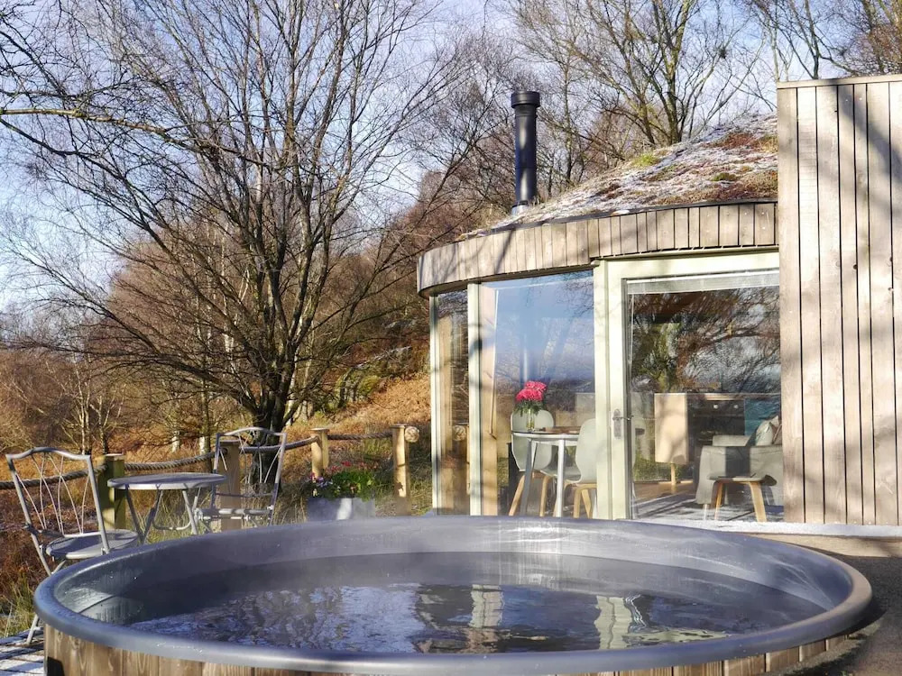 Luxury and Peaceful 1-bed Roundhouse With Hot Tub