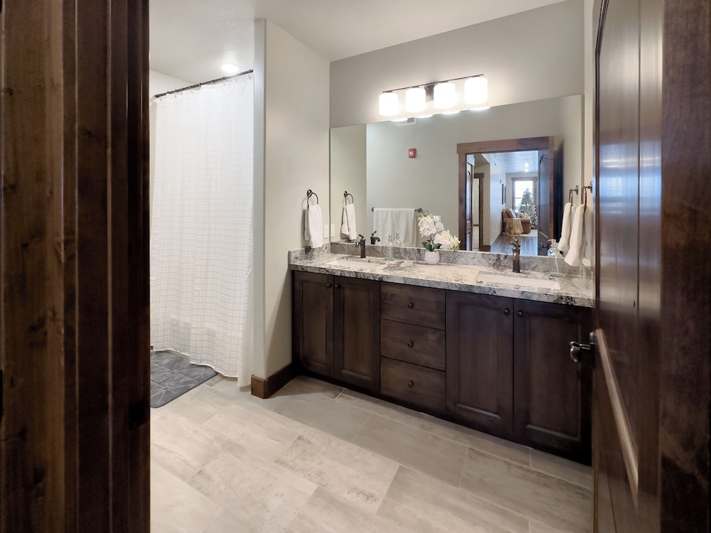 Ideal Condo 2 Minute Drive to Deer Valley's Lift
