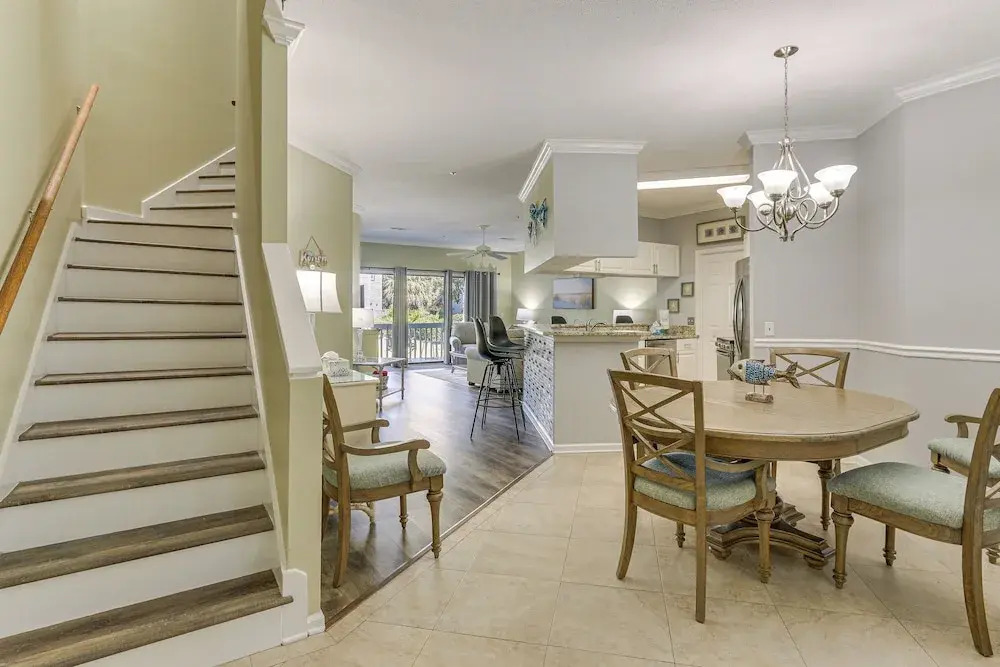 Hilton Head Island Condo w/ Deck < 1 Mi to Beaches