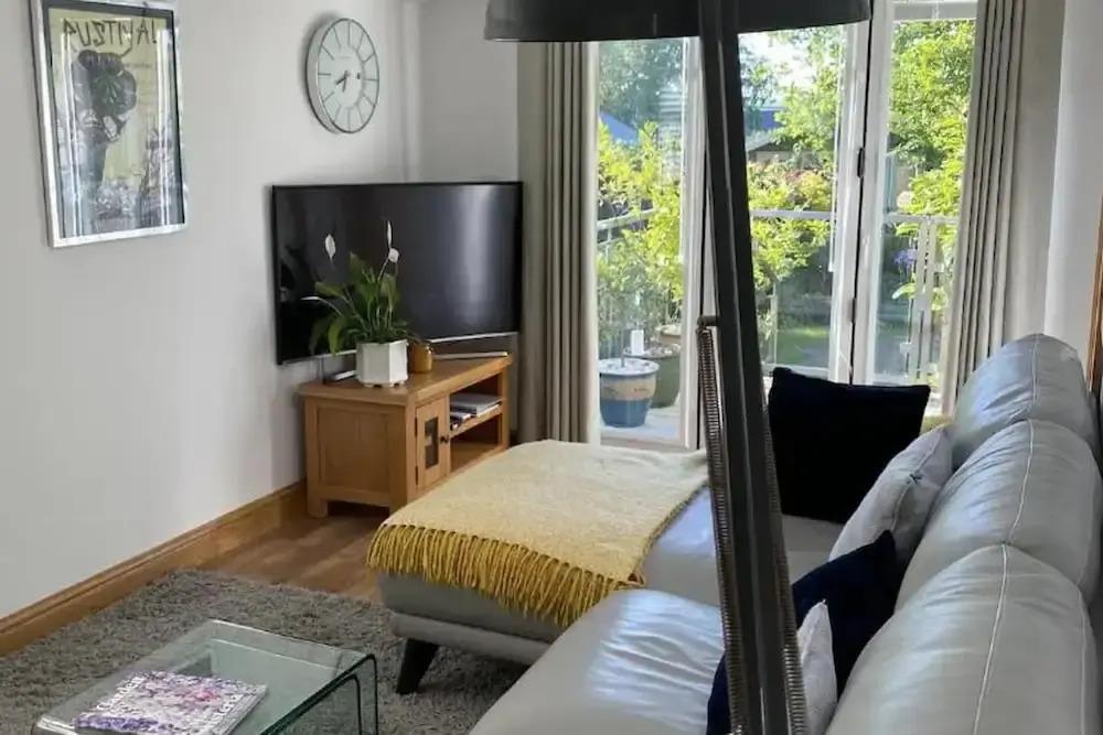 Self Contained, 2 Person dog Friendly Apartment. Free Parking