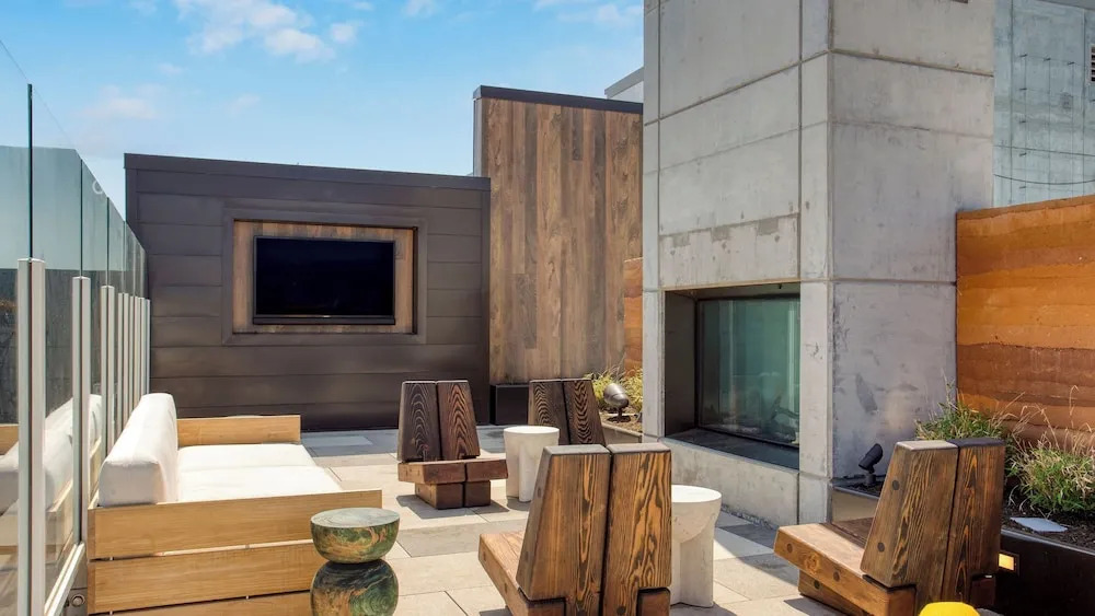 Sleeps 16 Brand New Austin High Rise w/ Rooftop Pool, Gym, Yoga Studio & More!