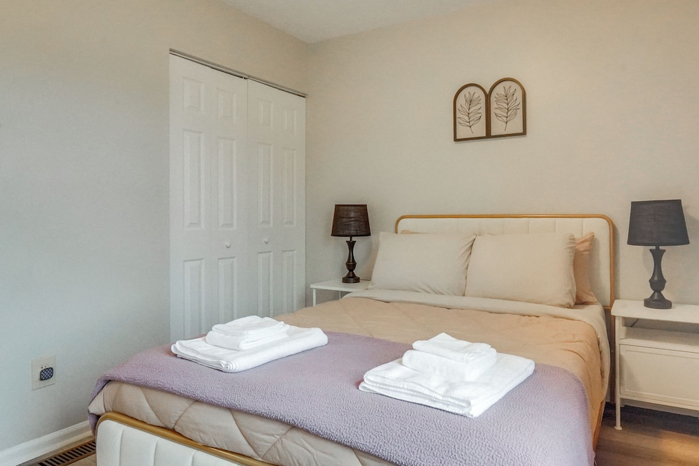 3BD Townhome w/ Patio, 3 Mi to Fort Bragg/liberty