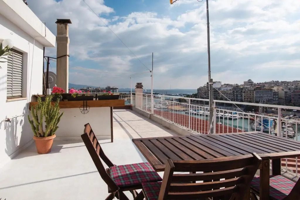 Piraeus Apartment with Endless View