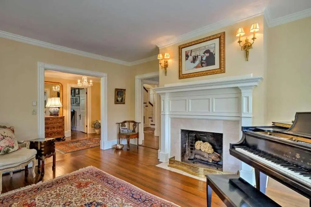 9 Broadmoor Ave