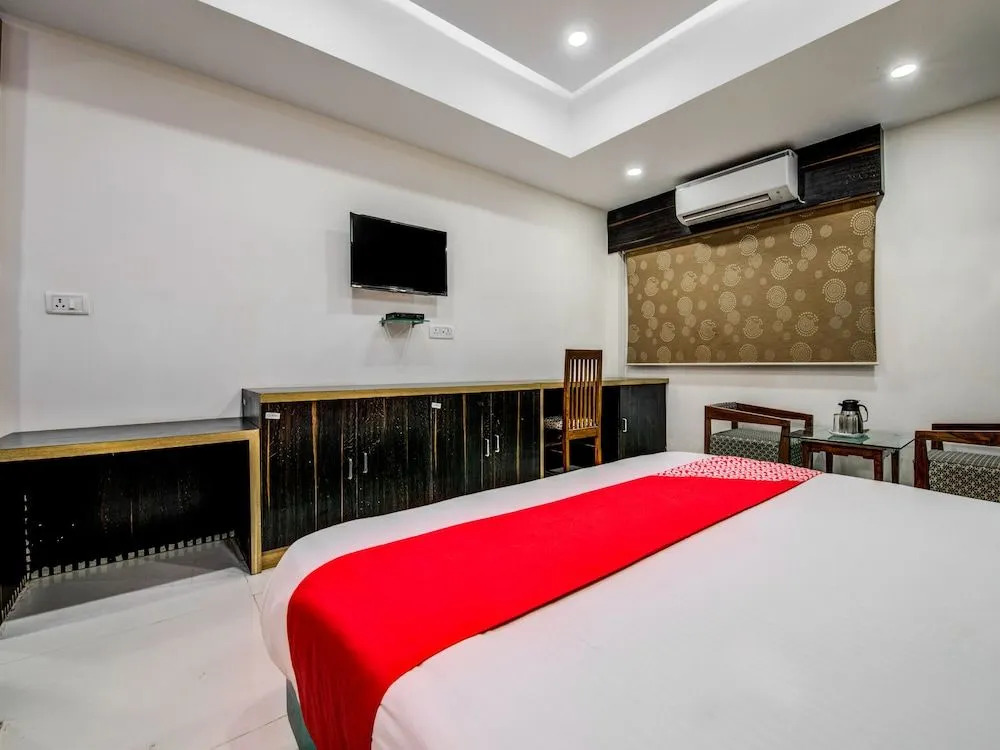 OYO 18542 Petals Inn