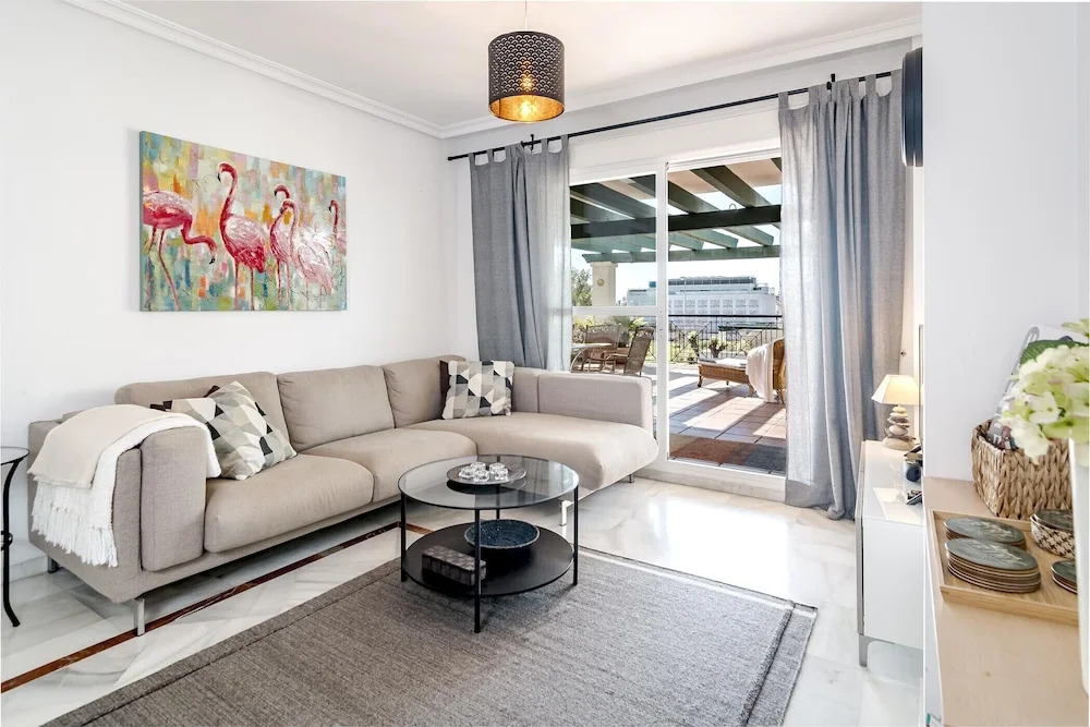 LCR4 - Large 3 bed apt close to beach, port