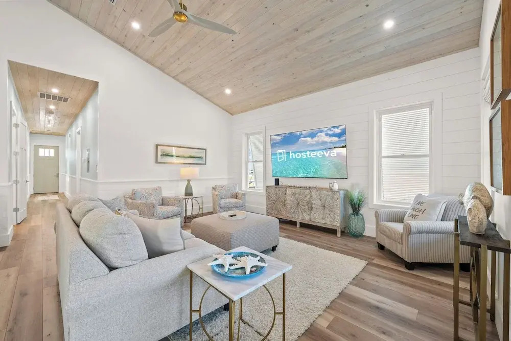 Luxury 4BR, Across street from beach, Sleeps 10!