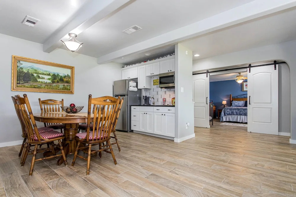 Waterfront 5 BR w/ Hot Tub Sleeps 13!