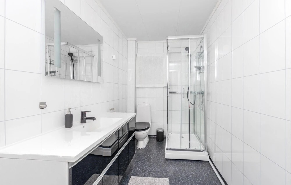 5 Bedroom Pet Friendly Home In Vestnes