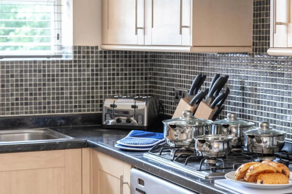 4 bed home, driveway parking ideally located in Latchford, Warrington - Executive St Marys House