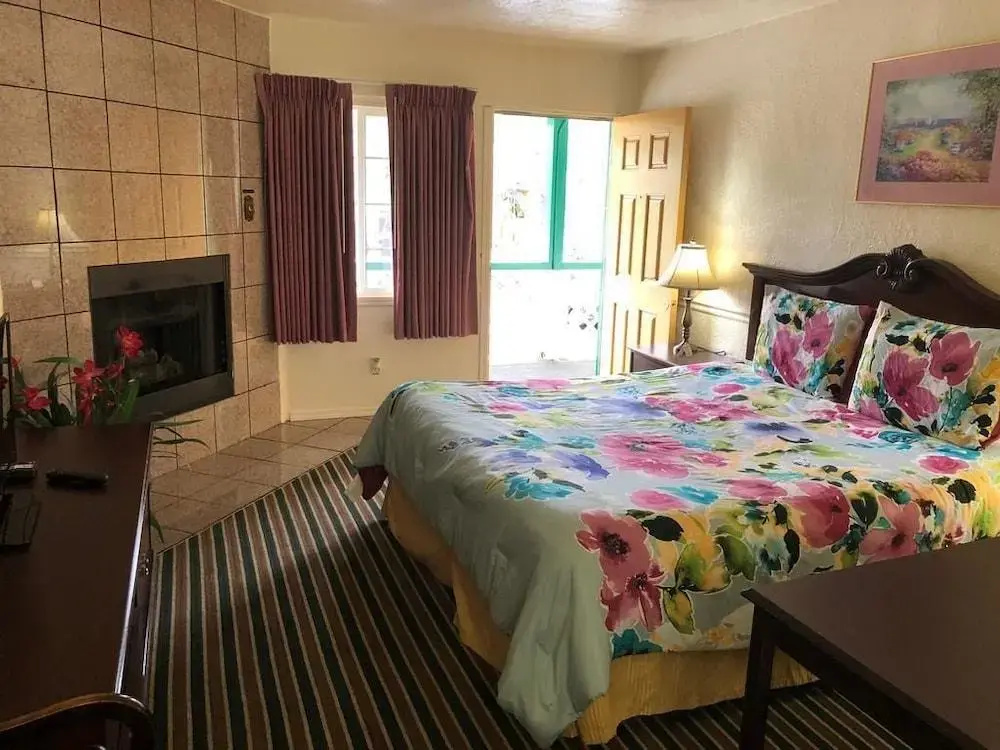 Monterey Pines Inn