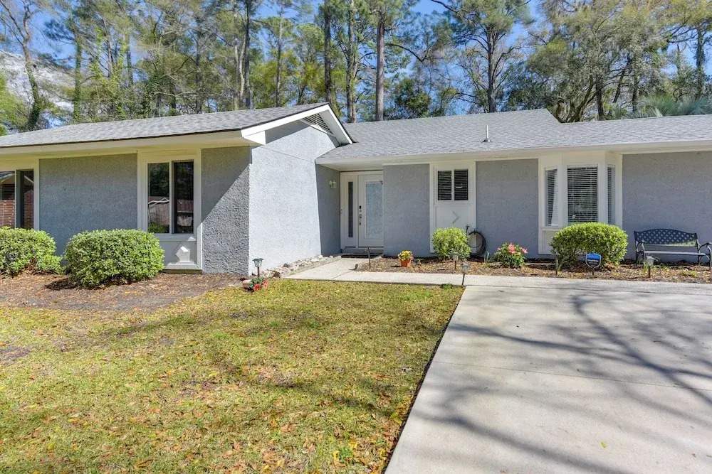 5 Mi to Dtwn Beaufort: Home w/ Screened-in Patio