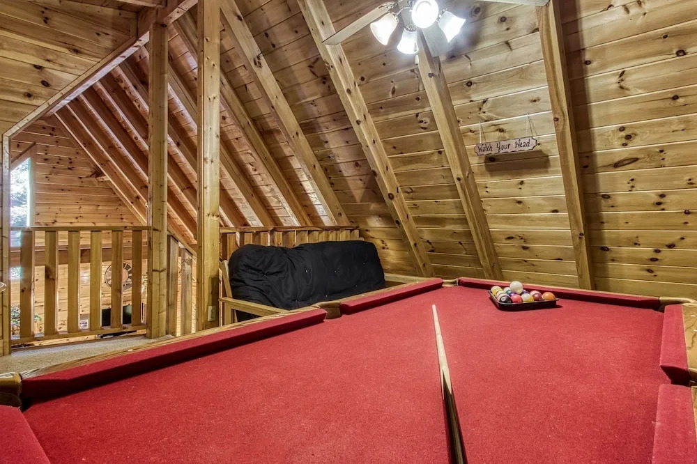 ER227 - Bearry Nice Great Location - Close To Town! 1 Bedroom Cabin by RedAwning
