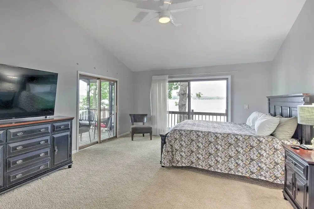Hot Tub, Dock! Waterfront Lake Ozark Home!