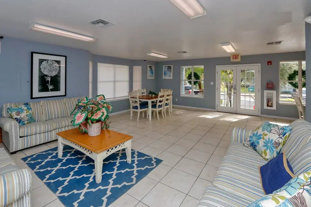 ​Near Theme Parks! Spectacular New 3 BR Home, Sleeps 7, Patio, Pool!