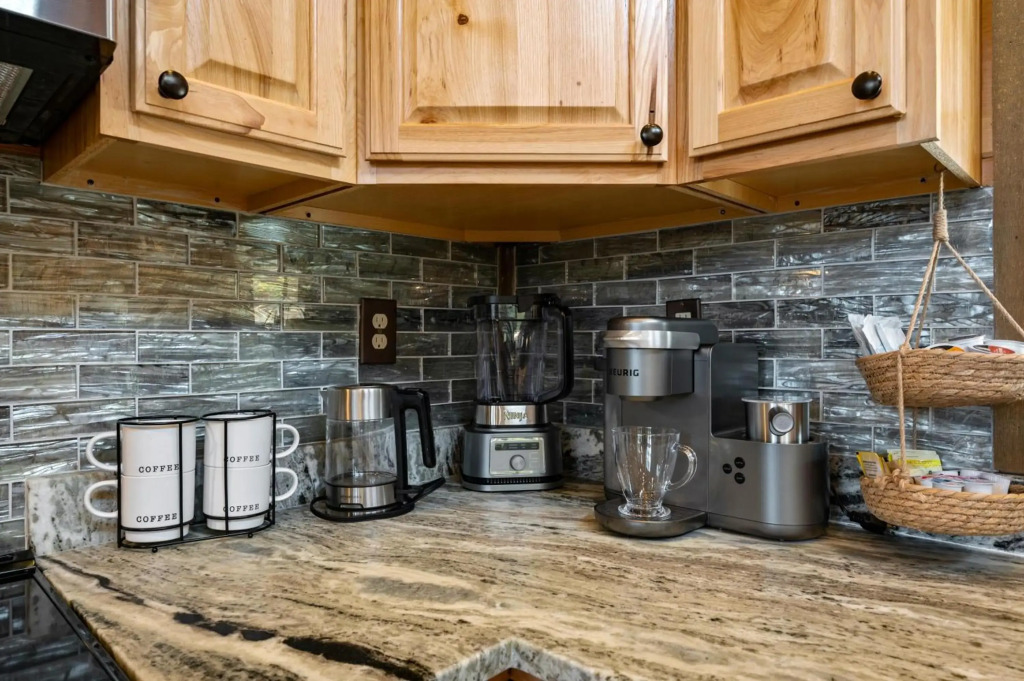 2021 Cabin - Gorgeous Fall Views, GameRm, HotTub, Xbox, Bears, Gatlinburg 10min & Ober 5min