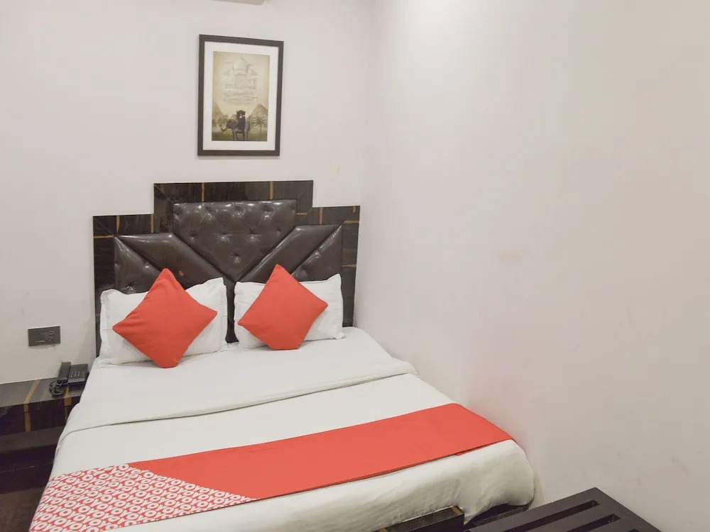 OYO Flagship 3352 Krishna Guest Lines Bagri Market