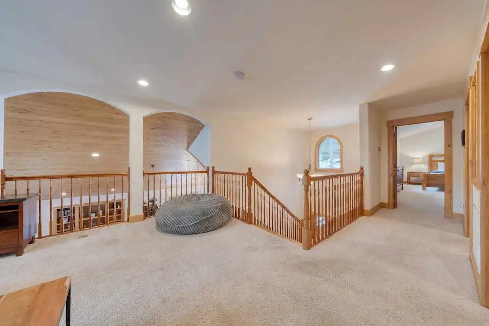 5 Mins to Ski Resort Ping Pong, Pool Table, Deck Donner Ridge by Avantstay