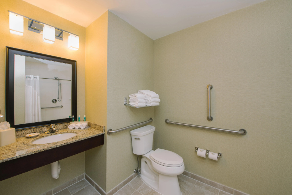 Holiday Inn Express and Suites Merrimack - Nashua by IHG