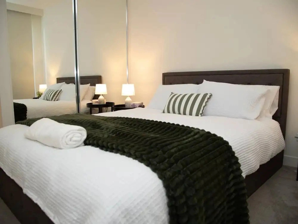 Clayton Luxe Retreat- Elegant 2 BDR With Balcony