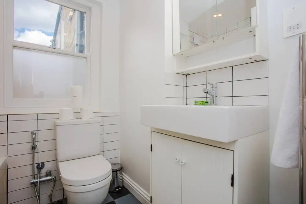 Spacious 1 Bedroom Apartment with Balcony Close to Tube