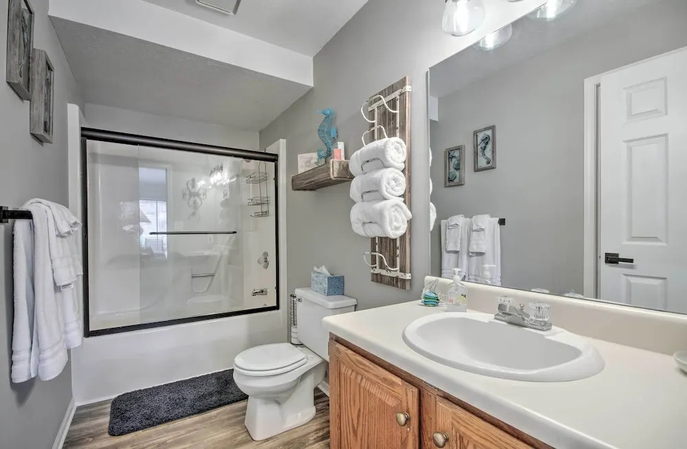Lake-view Patio, Pool Access! Regatta Bay Condo