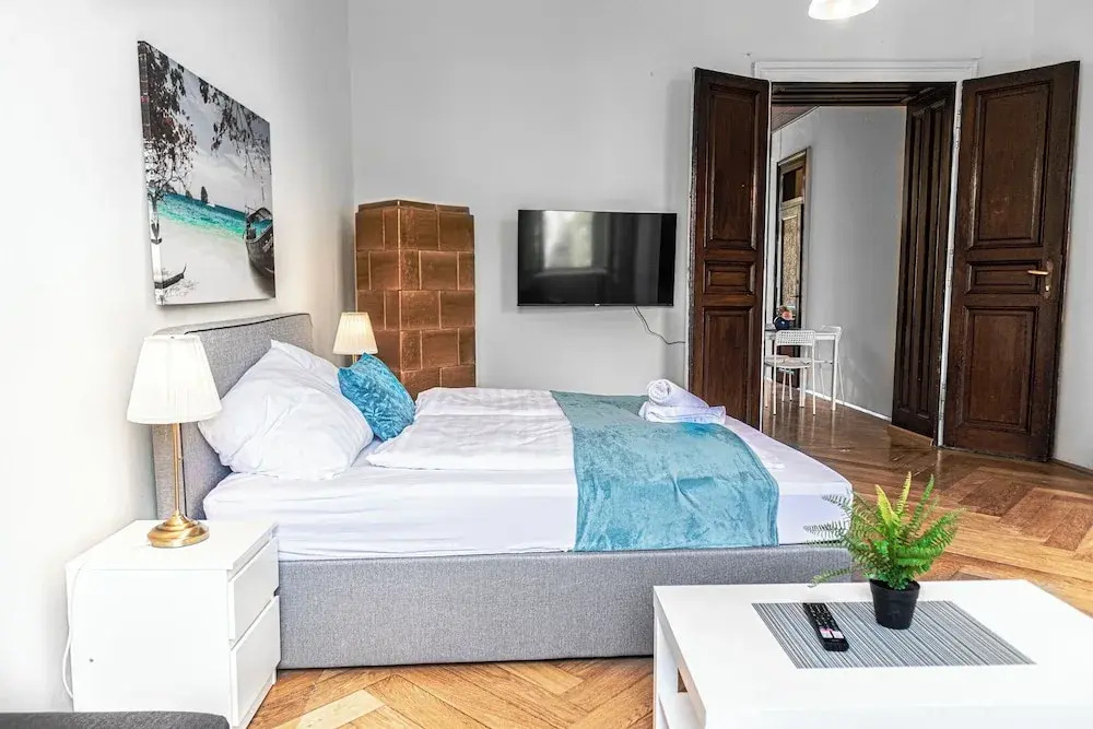 Near AKH Hospital 2 Stylish Apartments