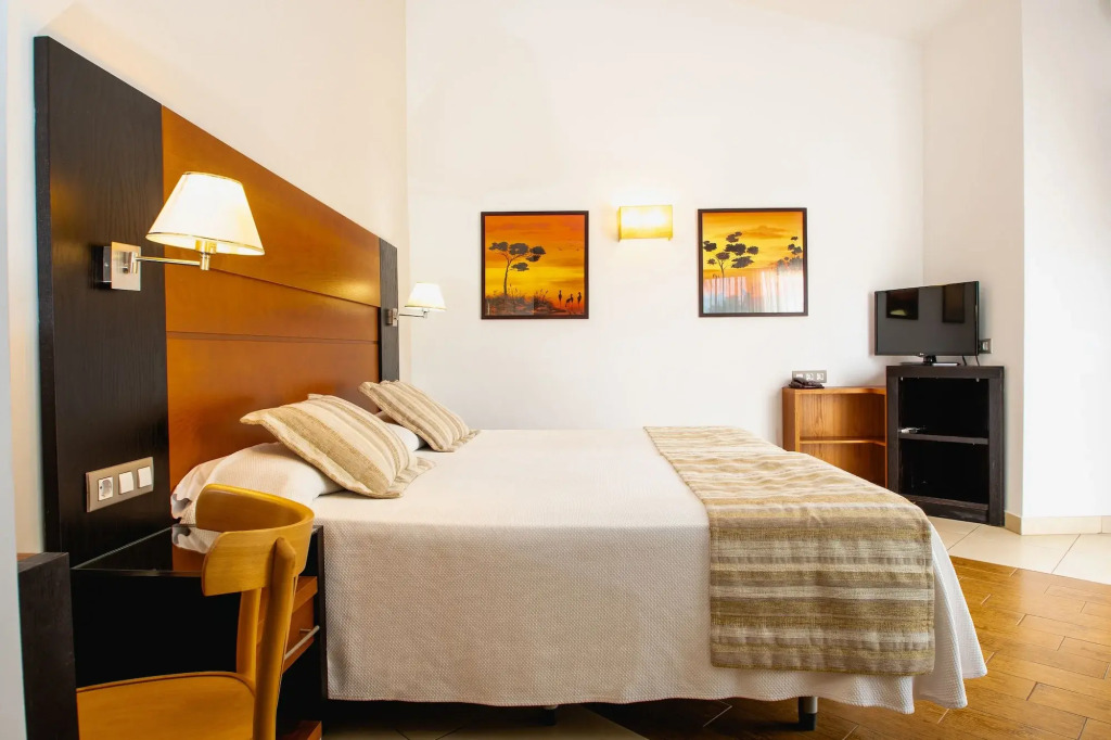Отель HL Miraflor Suites