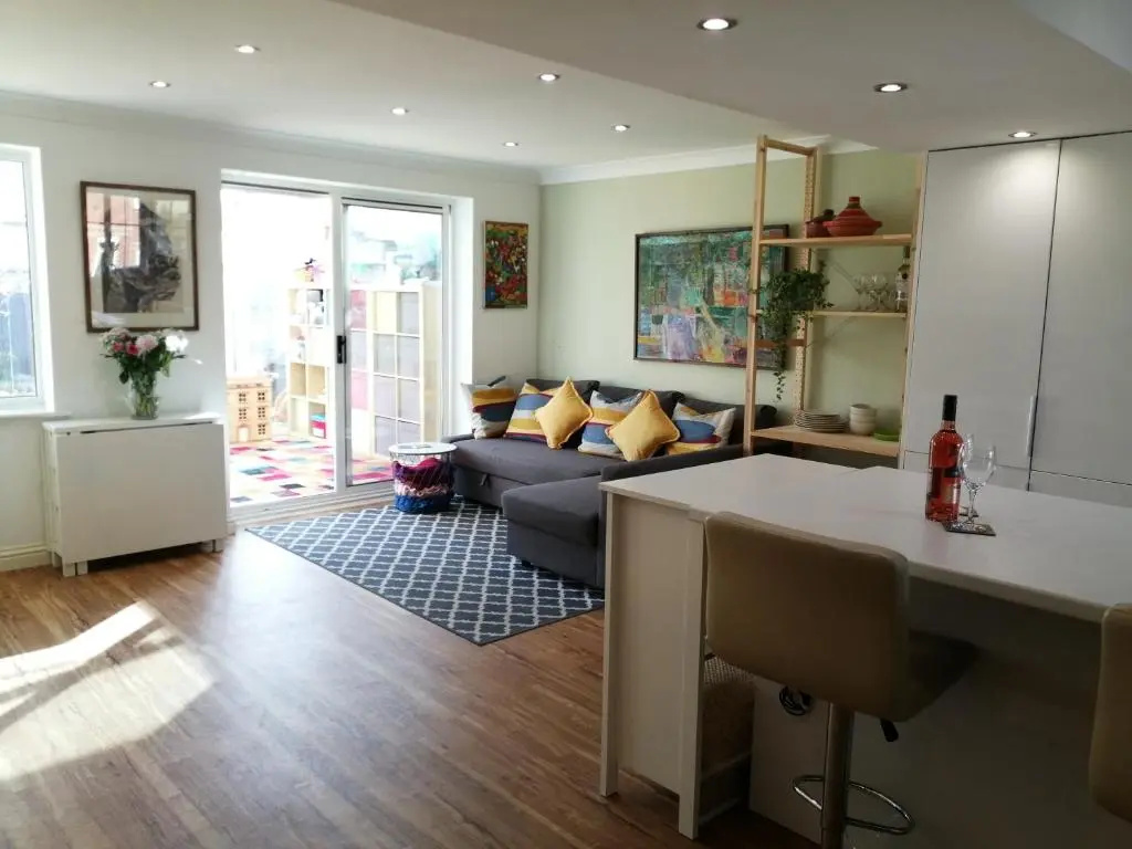 Spacious townhouse with sea views near Cardiff
