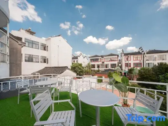 Cloud Designer Hostel (west gate scenic spot shop)