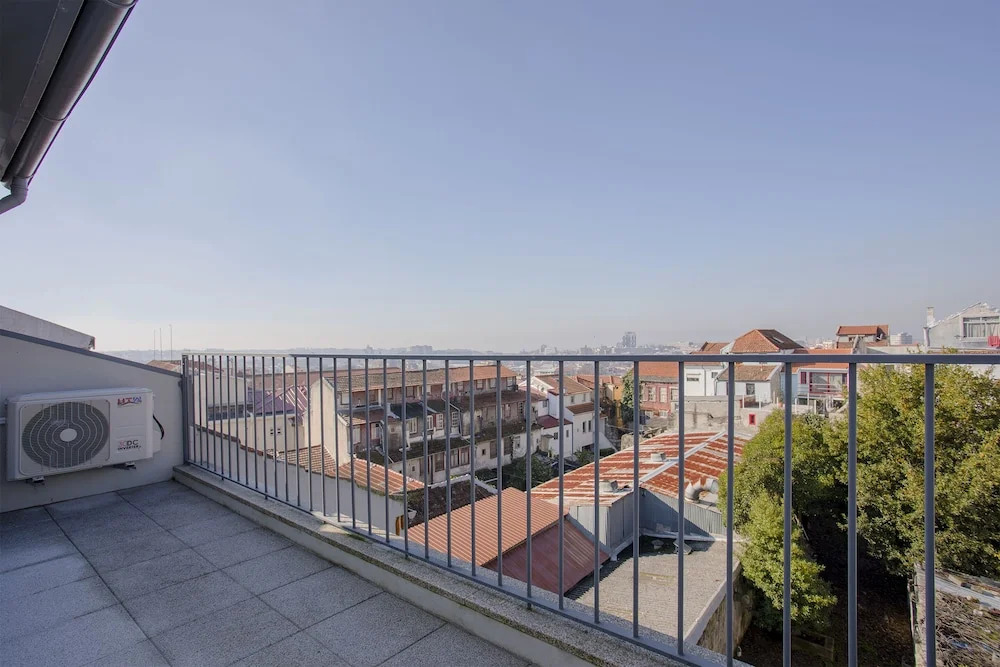 Liiiving - Mezzanine Downtown Balcony
