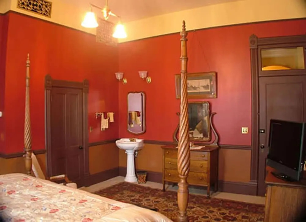 Martin & Mason Hotel