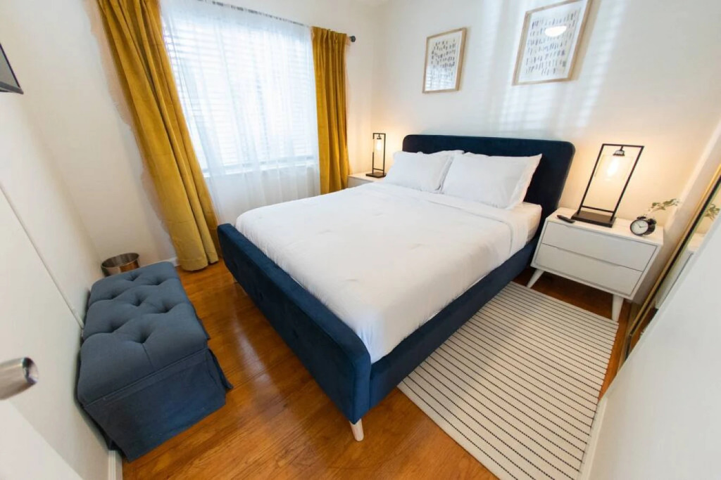 TASTEFUL SPACIOUS 3-BEDROOM HOME WITH HOT TUB ONLY MINUTES FROM DISNEYLAND  (p56)