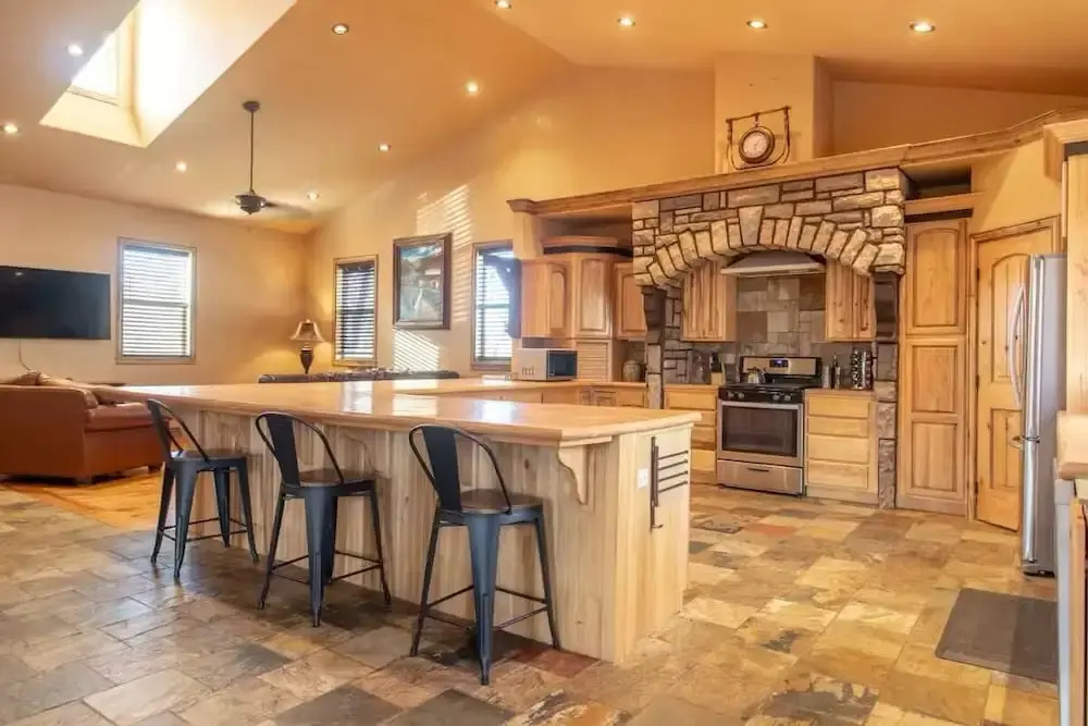 14 Guests 5BR 2BA Game room and Living