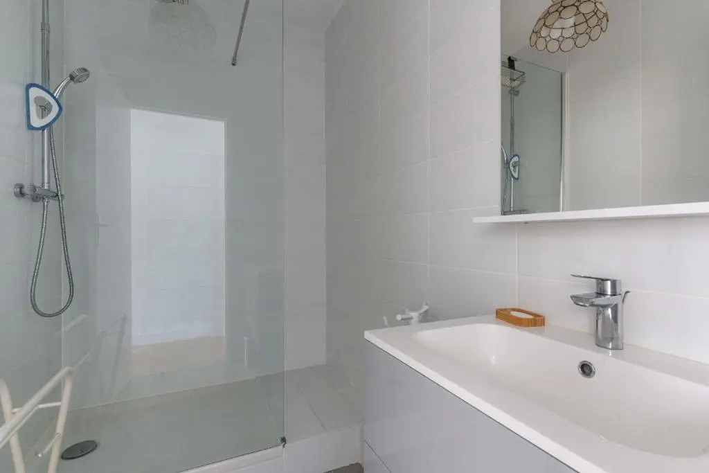 Bright 70m Cosy Near the Beach