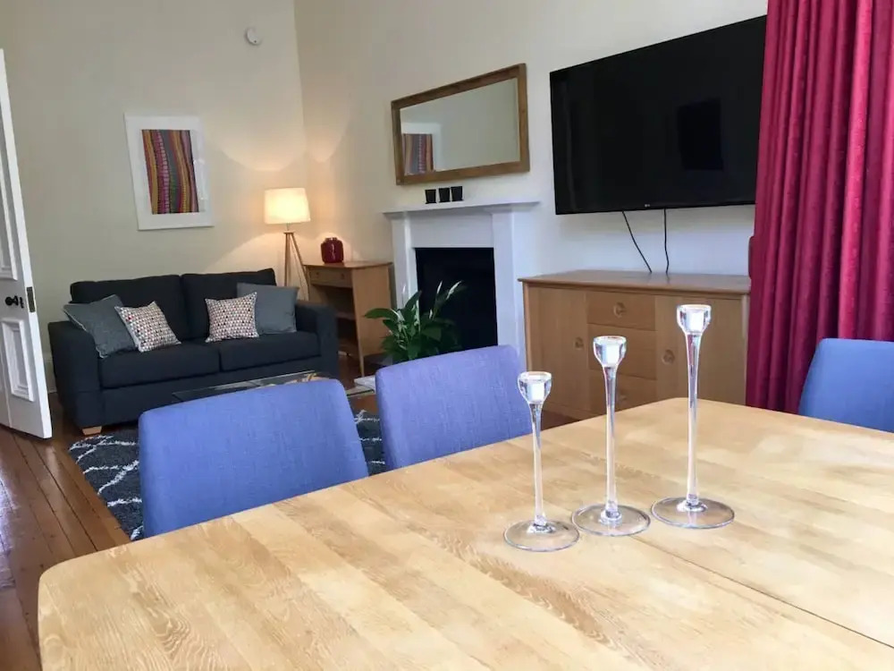 2 Douglas Crescent