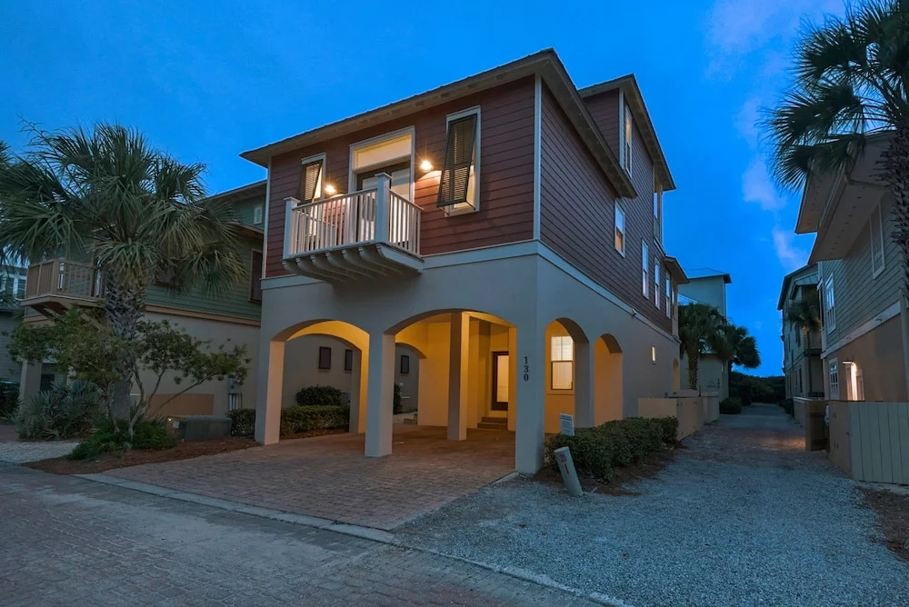 Beach House w Private Pool Near Shops Dining