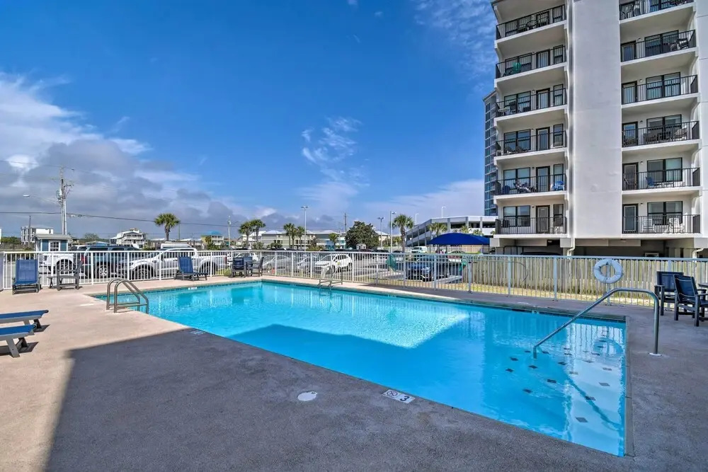 Bright Gulf Shores Beachfront Condo w/ Pool Access