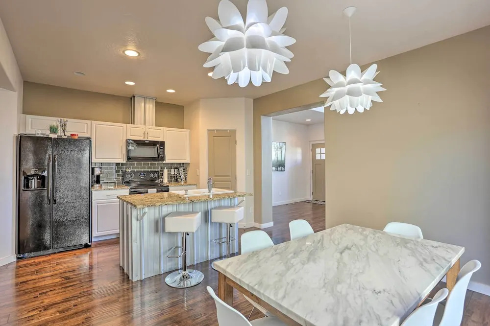 Sleek & Modern Townhome ~ 11 Mi to Dtwn Boise