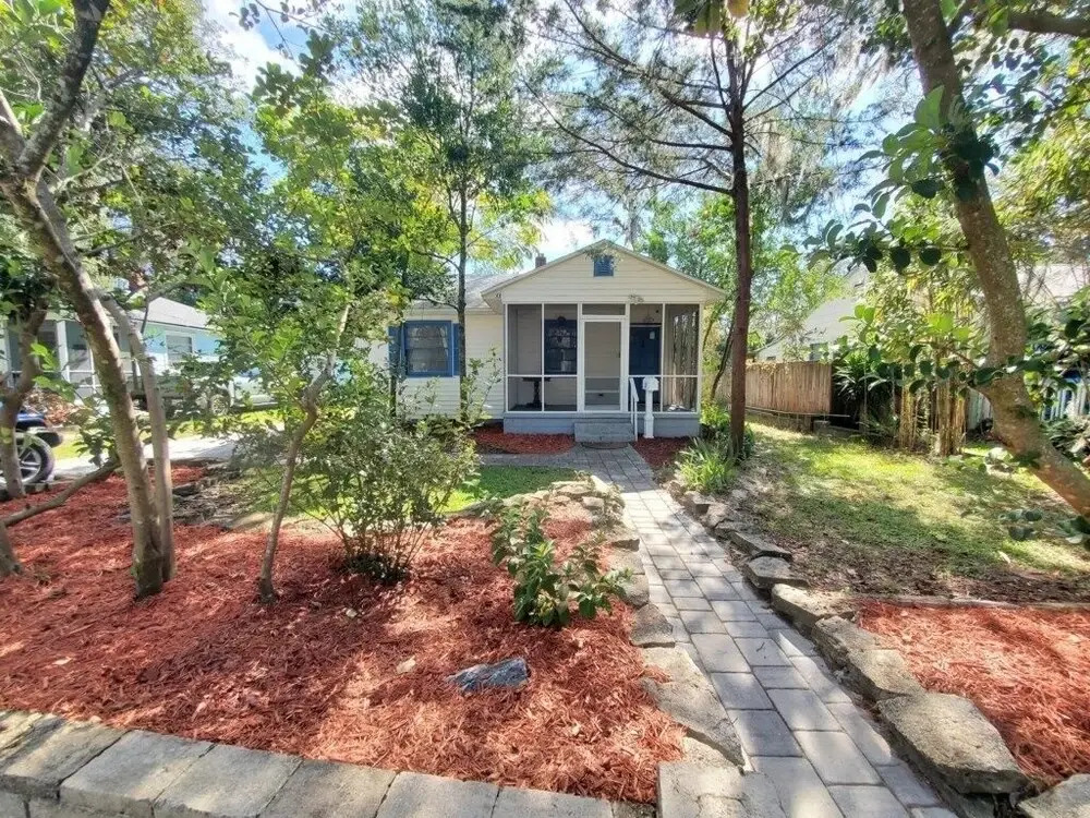 Downtown Getaway - Pet Friendly 3 Bedroom Home