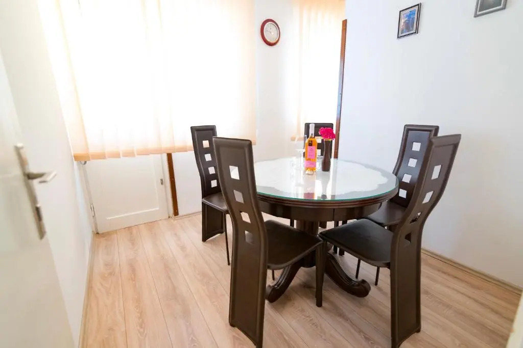 Sunny & Spacious, 2BD suite with free parking
