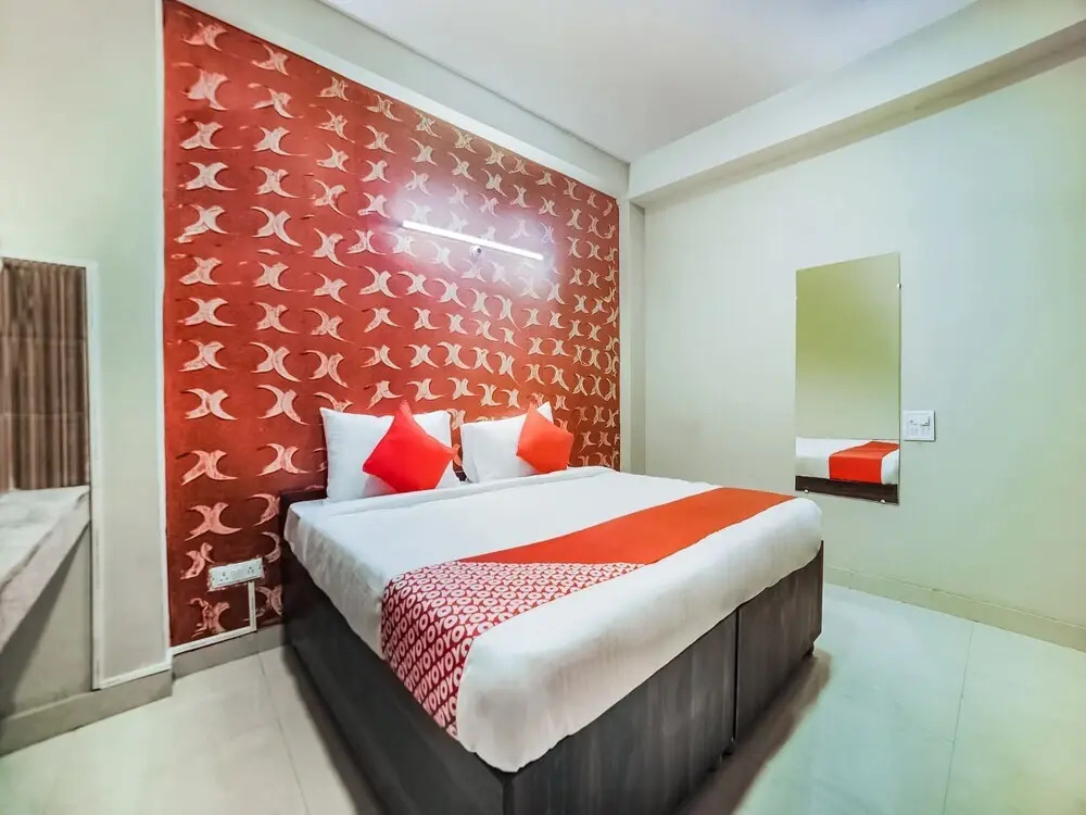 Oyo Flagship 30196 Noida Sector 5