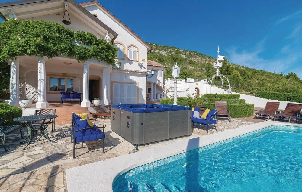 Beautiful Home in Seline With Sauna, Wifi and 7 Bedrooms
