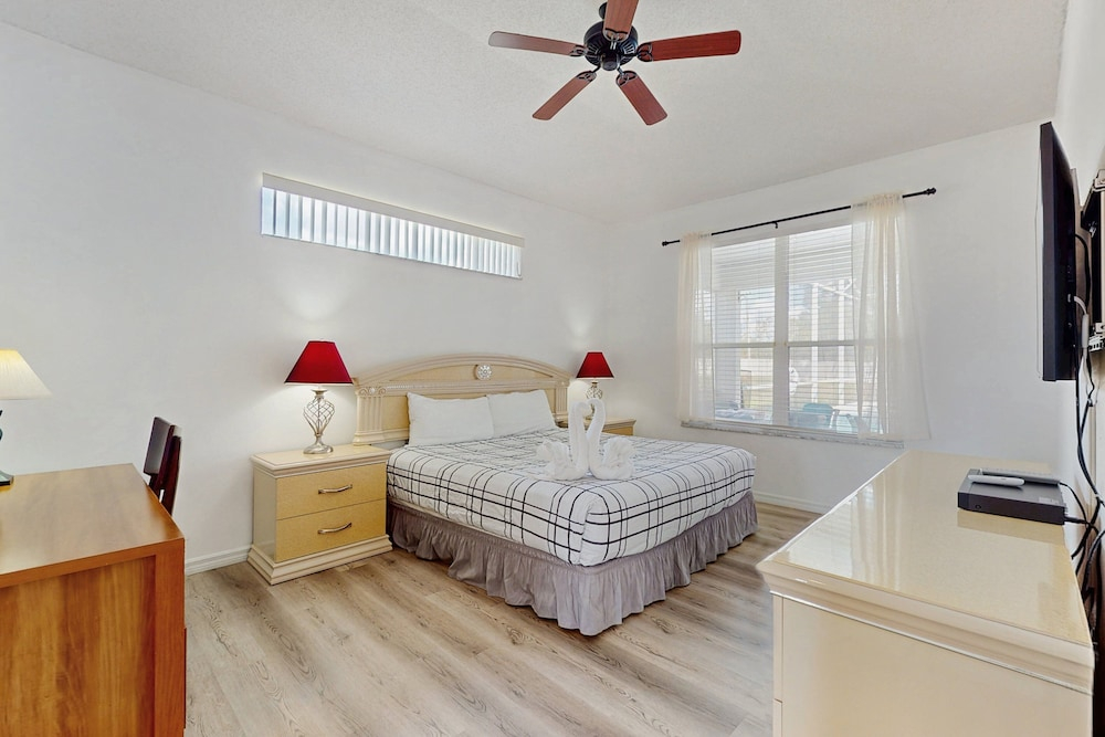 Home Near Disney/golf With Screened Pool, Spa, Pool Table, Foosball, AC, and W/D
