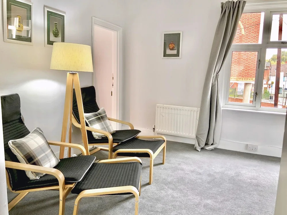 BookedUK - Large Cosy Cottage
