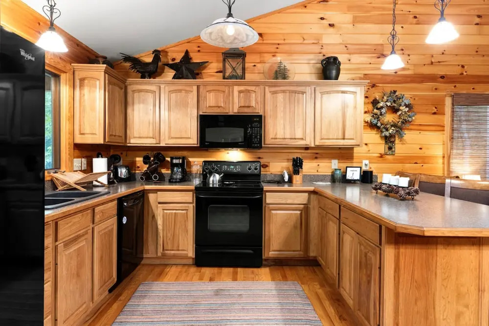 Cozy Wintergreen Retreat Fireplace & Spacious Deck