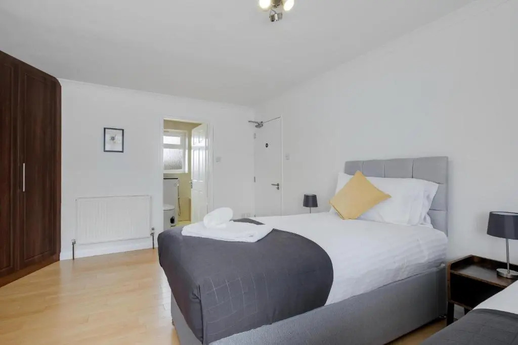 Heathrow Living St Annes Serviced House 5 bedrooms 3 bath