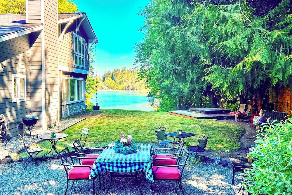 Bayfront PNW Lodge: Dock, Pickleball & Guest House
