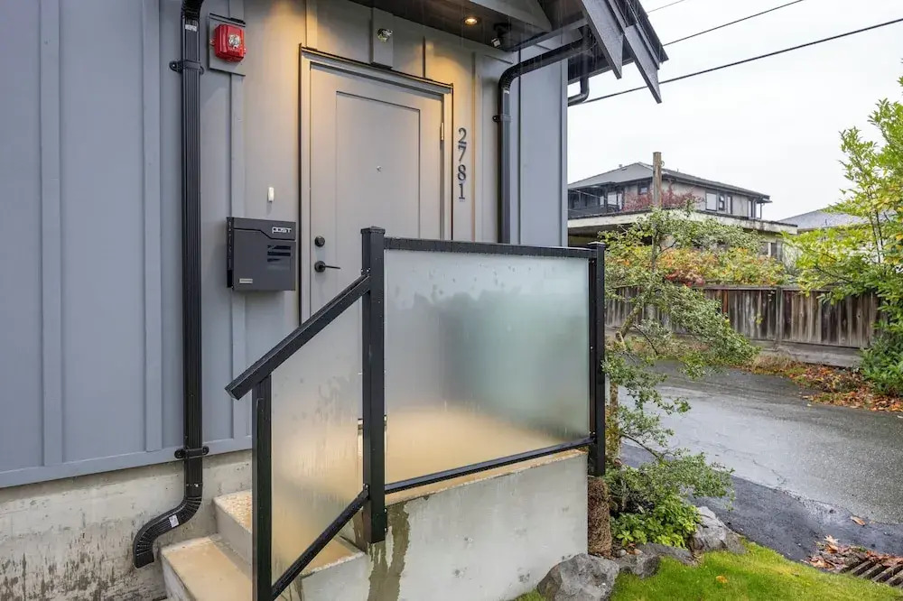 Sunny 1BR Detached Suite
